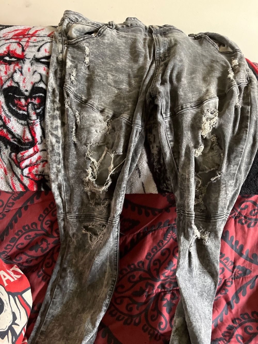 Men’s jeans ripped style